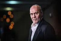 عکس| سفر زمان؛ «جمشید هاشم پور» بعد دریافت جایزه از جشنواره پلیس؛ ساتل 85