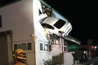 (ویدیو) پرواز مرگبار یک خودرو به داخل یک خانه مسکونی