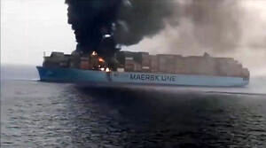 (ویدئو) اولین ویدیو از اصابت موشک به یک کشتی در دریای سرخ