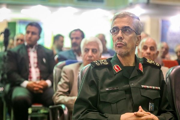 عکس؛ سفر در زمان؛ «سرلشکر باقری در حال ادای احترام نظامی به پرچم ایران»؛ سال 96