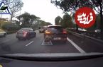 (ویدئو) تصادف عجیب پورشه شاسی‌بلند با دو موتورسیکلت