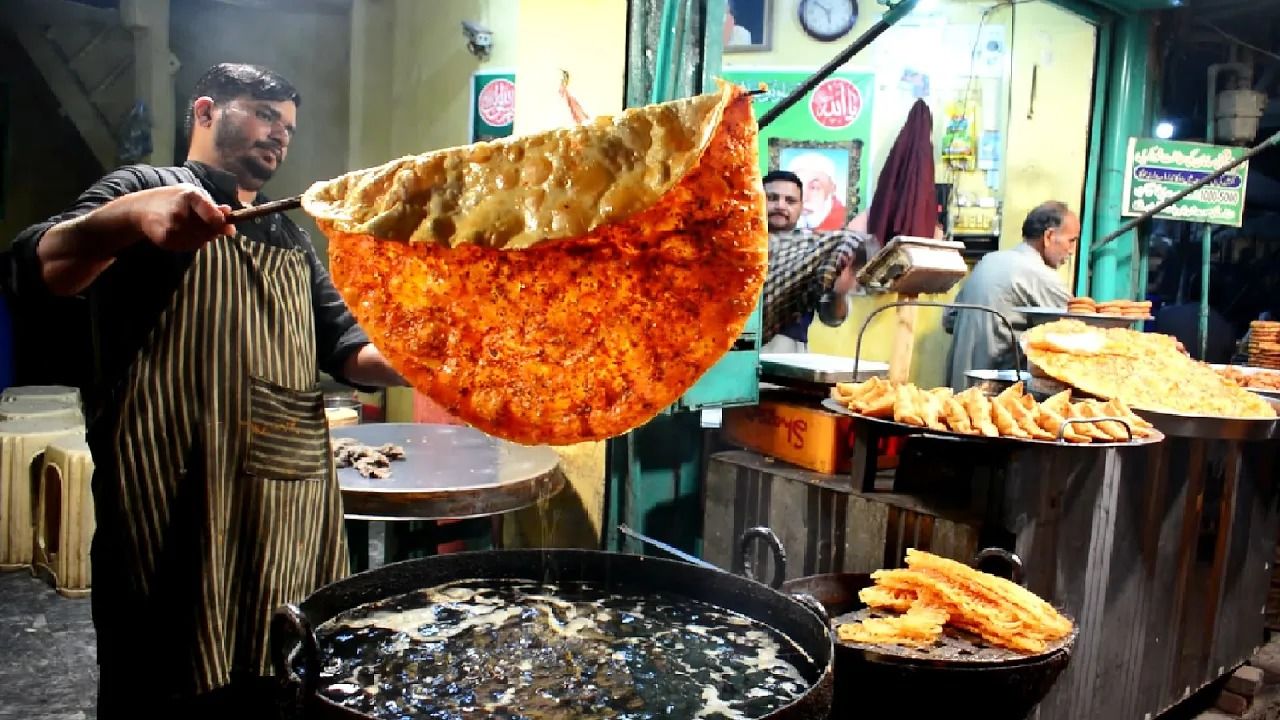 (ویدئو) پاکستانی ها به این شکل و شیوه عجیب پیتزای بزرگ خیابانی آماده می کنند!