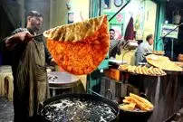 (ویدئو) پاکستانی ها به این شکل و شیوه عجیب پیتزای بزرگ خیابانی آماده می کنند!