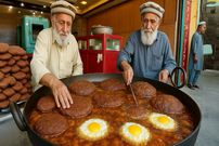 ببینید؛ غذای خیابانی در افغانستان؛ پخت چپلی کباب های غول پیکر در کابل