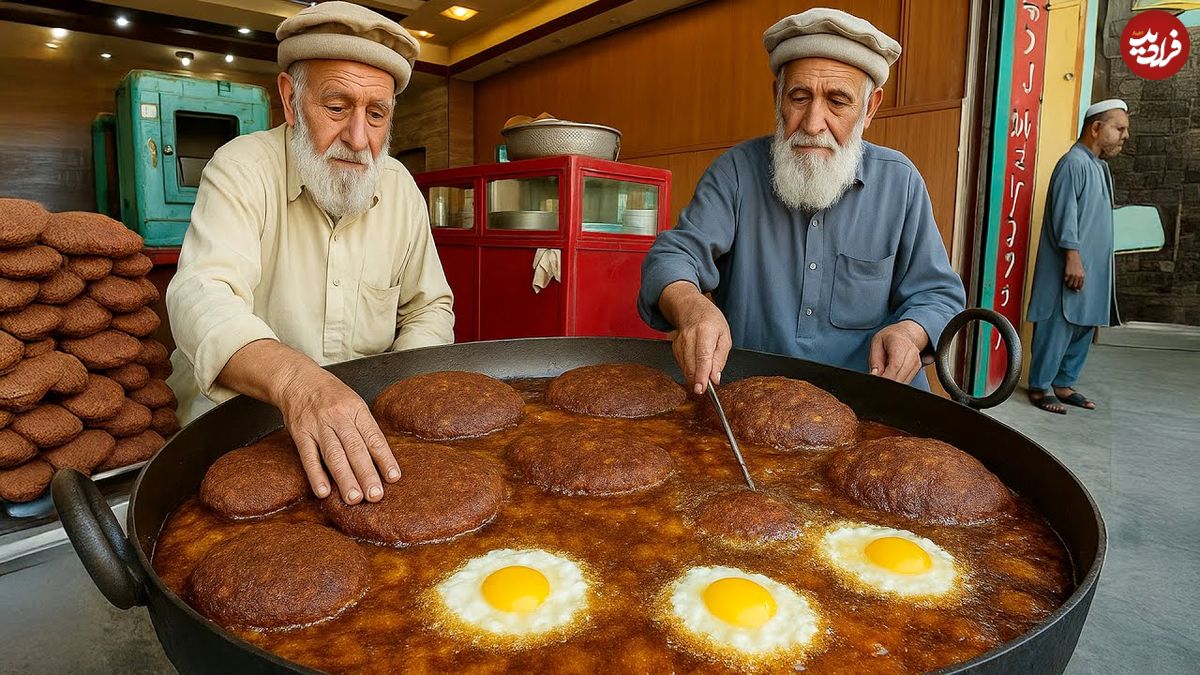 ببینید؛ غذای خیابانی در افغانستان؛ پخت چپلی کباب های غول پیکر در کابل