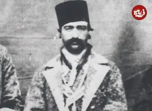 عکس| سفر زمان؛ «ناصرالدین شاه» در 33 سالگی در کنار خدمتکارانش؛ 162 سال قبل