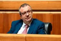 ببینید؛ لحظه سقوط یک مقام ایتالیایی از پله؛ پنجره تاریخی شکست!