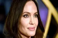 عکس| سفر در زمان؛ «آنجلینا جولی» در حال پیاده شدن از ماشین در کالیفرنیا؛ سال 1382