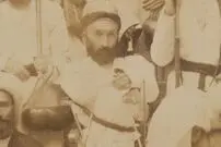 عکس| سفر زمان؛ عکس یادگاری درویش‌ها در حیاط یک خانه در دوران قاجار