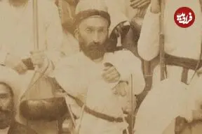 عکس| سفر زمان؛ عکس یادگاری درویش‌ها در حیاط یک خانه در دوران قاجار