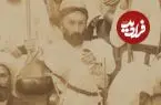 عکس| سفر زمان؛ عکس یادگاری درویش‌ها در حیاط یک خانه در دوران قاجار
