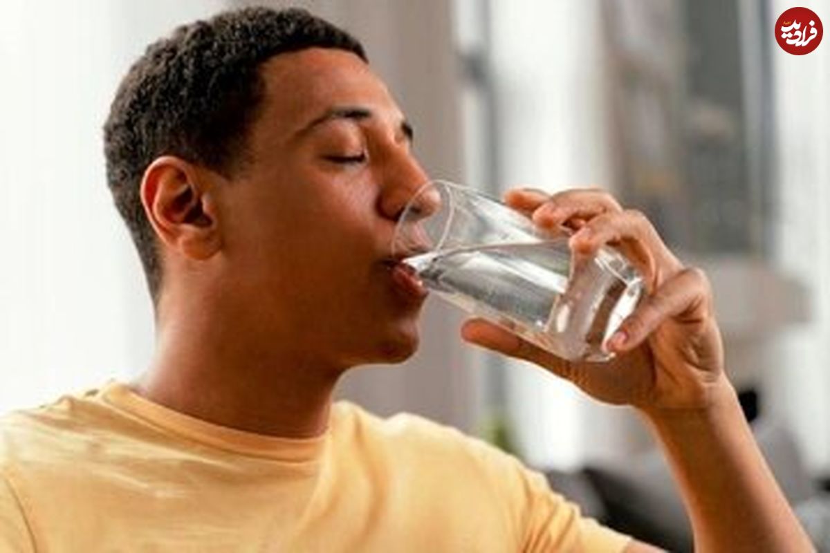 چرا متخصصان نوشیدن آب گرم با معده خالی را توصیه میکنند؟