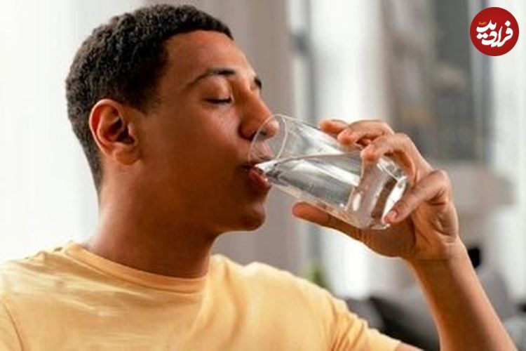 چرا متخصصان نوشیدن آب گرم با معده خالی را توصیه میکنند؟