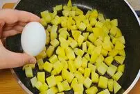 (ویدئو) چطور با 2 سیب زمینی و 3 تخم مرغ یک غذای ترکیه ای خوشمزه درست کنیم؟