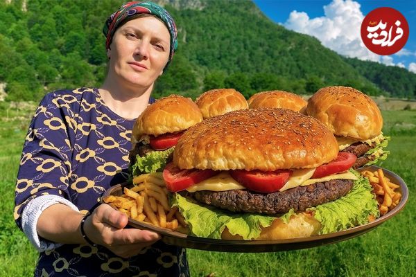 ببینید؛ غذای روستایی در آذربایجان؛ تهیه همبرگر با گوشت چرخ کرده در طبیعت