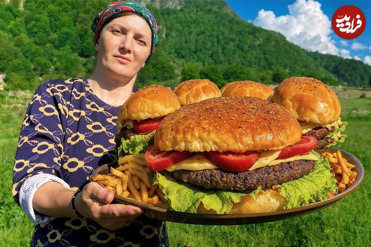 ببینید؛ غذای روستایی در آذربایجان؛ تهیه همبرگر با گوشت چرخ کرده در طبیعت