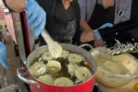 ببینید| غذای خیابانی در ایتالیا؛ تهیه دسر با برش های سیب سرخ شده در رم