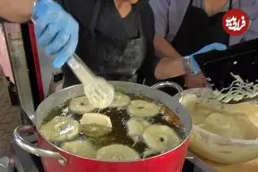 ببینید| غذای خیابانی در ایتالیا؛ تهیه دسر با برش های سیب سرخ شده در رم