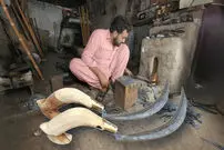 (ویدئو) فرآیند دیدنی تولید انبوه داس سنتی در یک کارگاه