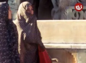 عکس| سفر زمان؛ زنان تهرانی با زنبیل در کنار «تخت مرمر»؛ سال 51