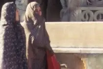 عکس| سفر زمان؛ زنان تهرانی با زنبیل در کنار «تخت مرمر»؛ سال 51