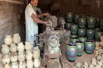 ببینید| فرآیند ساخت و رنگ آمیزی گلدان های چوبی توسط استادان پاکستانی