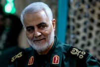 عکس؛ سفر به تاریخ؛ تیپ متفاوت «سردار سلیمانی» با کلاه و عینک آفتابی در یک منظرۀ برفی