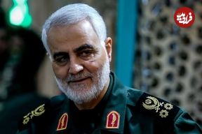 عکس؛ سفر به تاریخ؛ تیپ متفاوت «سردار سلیمانی» با کلاه و عینک آفتابی در یک منظرۀ برفی