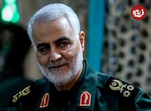 عکس؛ سفر به تاریخ؛ تیپ متفاوت «سردار سلیمانی» با کلاه و عینک آفتابی در یک منظرۀ برفی