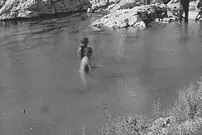عکس| سفر زمان؛ آب‌تنی در چشمه‌علی شهرری؛ 100 سال قبل