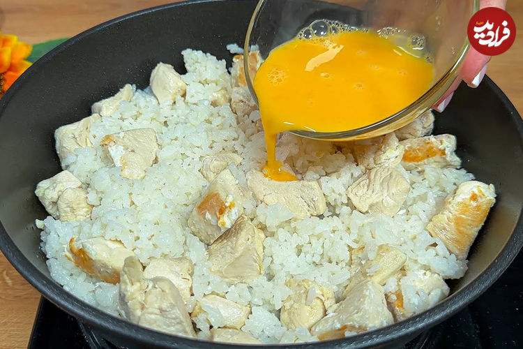 (ویدئو) نحوه پخت یک غذا با فیله مرغ، تخم مرغ و برنج به سبک اسپانیایی ها