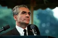 عکس| سفر در زمان؛ «محمدرضا پهلوی» در حال آزمایش یک هواپیما در فرودگاهی در پاریس؛ سال 1327
