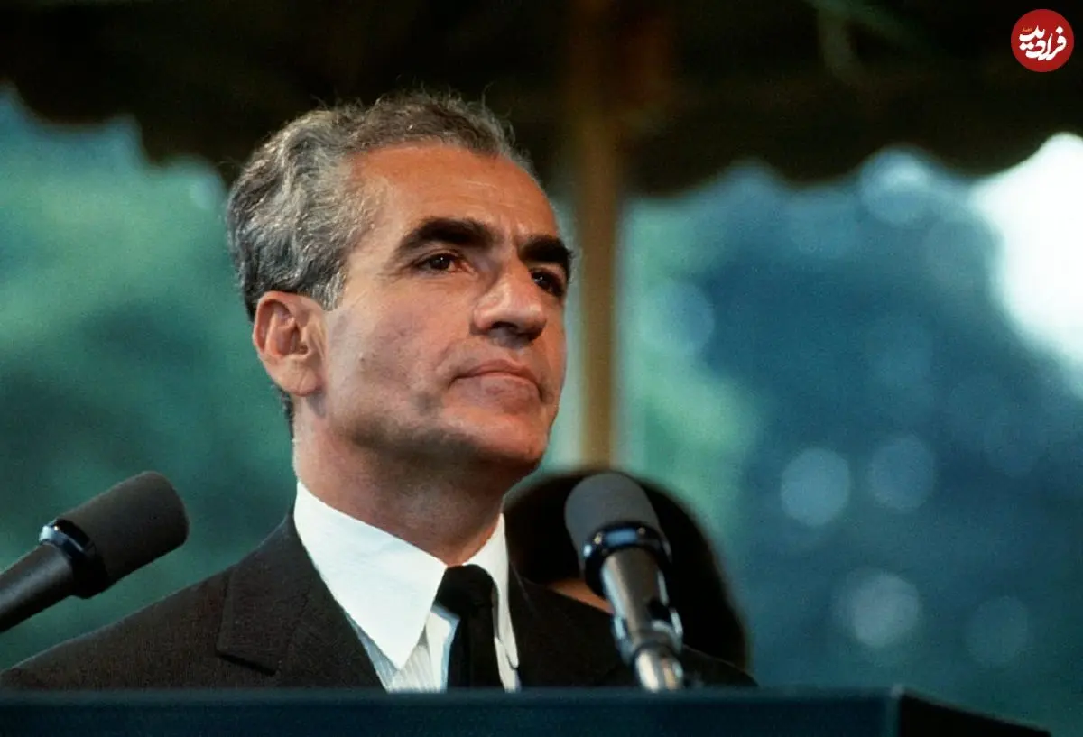 عکس| سفر در زمان؛ «محمدرضا پهلوی» در حال آزمایش یک هواپیما در فرودگاهی در پاریس؛ سال 1327