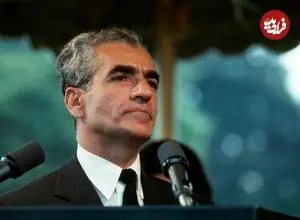 عکس| سفر در زمان؛ «محمدرضا پهلوی» در حال آزمایش یک هواپیما در فرودگاهی در پاریس؛ سال 1327