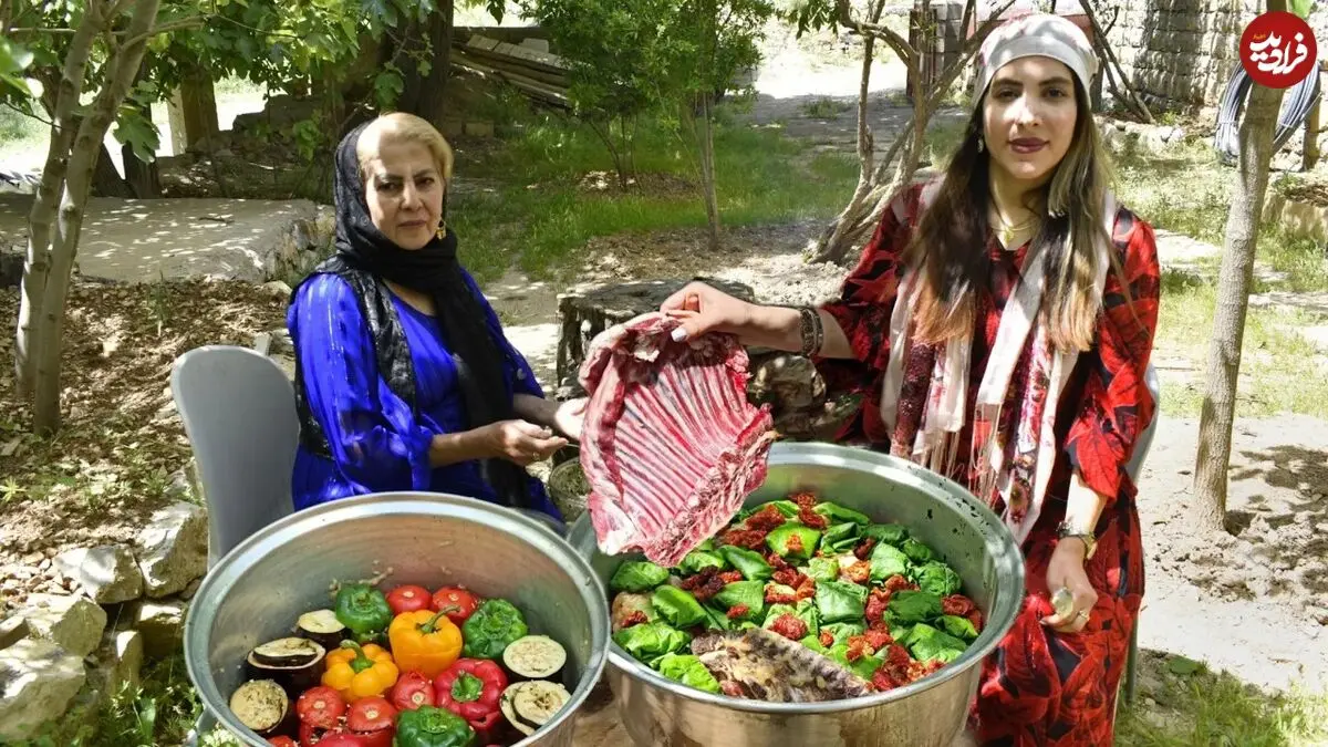 (ویدئو) غذای خیابانی؛ پخت متفاوت دلمه به سبک کردی توسط این خانواده روستایی کردستانی