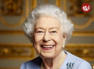 عکس| سفر در زمان؛ «ملکه الیزابت» در حال دریافت مدرک افتخاری لیسانس از دانشگاه لندن؛ سال 1325