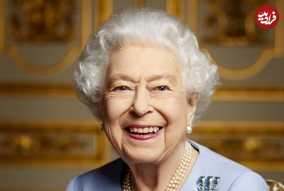 عکس| سفر در زمان؛ «ملکه الیزابت» در حال دریافت مدرک افتخاری لیسانس از دانشگاه لندن؛ سال 1325