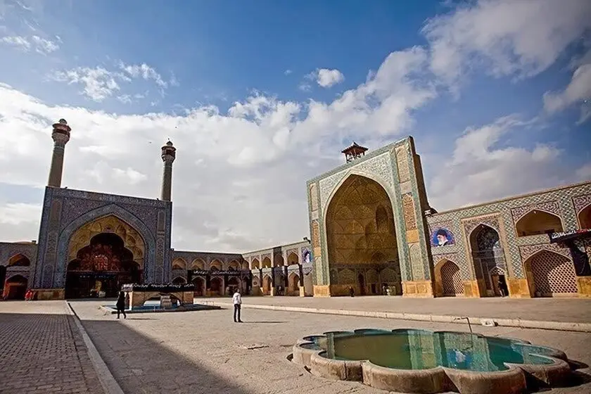 عکس| سفر زمان؛ زن‌های اصفهانی در حیاط مسجد جامع؛ 94 سال قبل