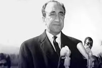 سفر در زمان؛ یادداشت‌های علم، یکشنبه ۲ اردیبهشت ۱۳۵۲: در موضوع تاکس قند، اسامی «امیر هوشنگ دولو» و یکی از وزرا عرض نکردم، شاه هم چیزی نفرمودند، ولی می‌دانم که می‌دانستند