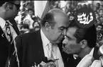عکس| سفر در زمان؛ هویدا در حال سخنرانی در یک گردهمایی؛ دهه 50