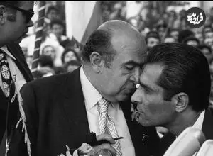 عکس| سفر در زمان؛ هویدا در حال سخنرانی در یک گردهمایی؛ دهه 50