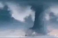 (ویدیو) تصویری عجیب از یک پدید نادر و طبیعی وسط دریا!