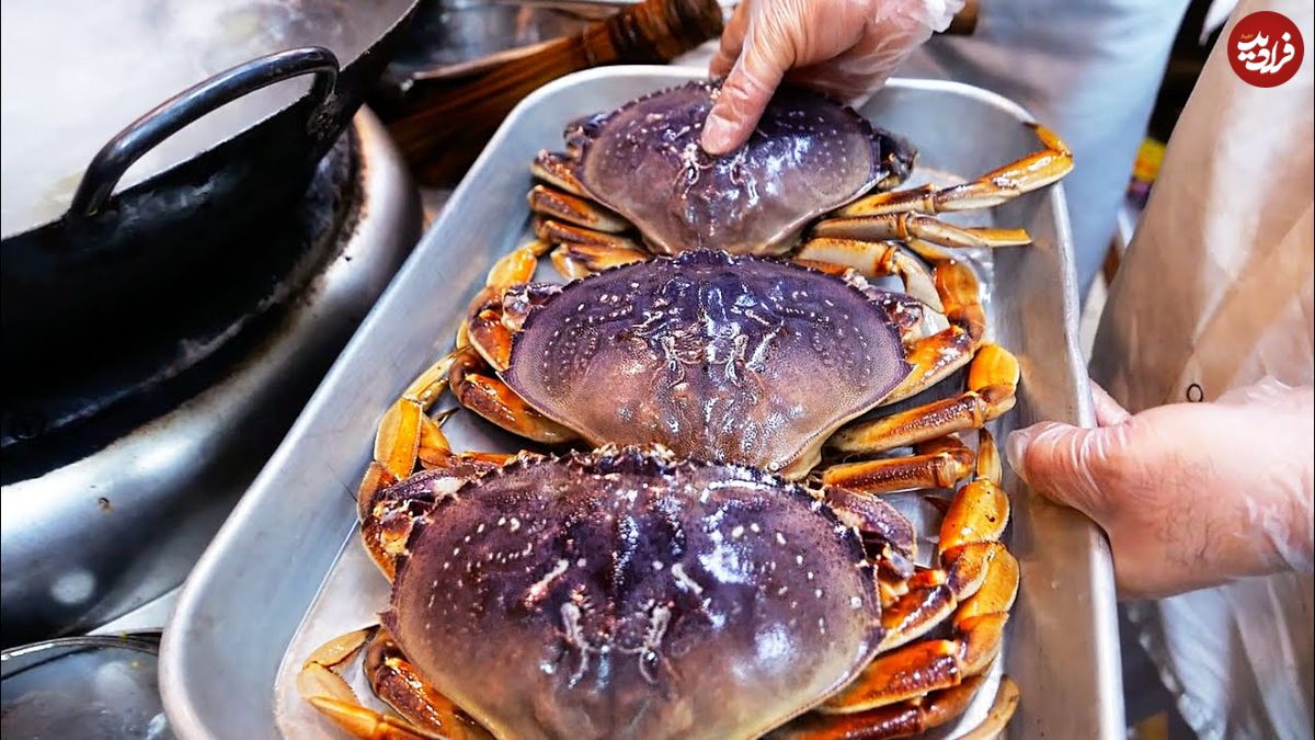 ببینید| غذای خیابانی در آمریکا؛ تهیه خوراک خرچنگ ژاپنی در نیویورک