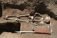 زنجیر شدن پا‌های دختربچه قرون وسطایی برای جلوگیری از «بلند شدن از گور»
