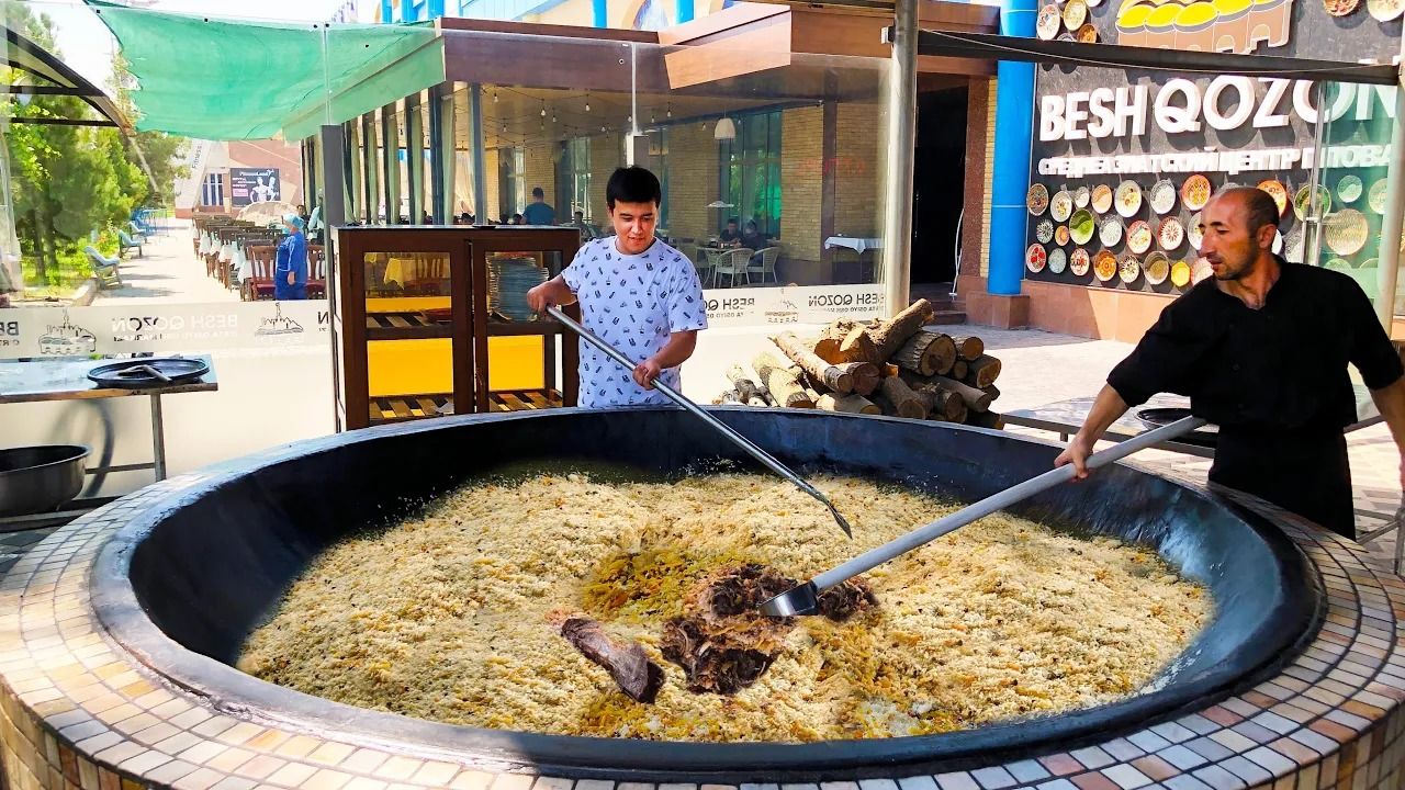 (ویدئو) نحوه پخت 140 کیلوگرم پلو ازبکی با گوشت توسط آشپز مشهور ازبکستانی