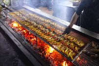 ببینید؛ غذای خیابانی در مالزی؛ پخت مرغ کبابی و یک غذای محلی با نارگیل و برنج در بامبو