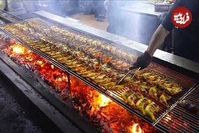 ببینید؛ غذای خیابانی در مالزی؛ پخت مرغ کبابی و یک غذای محلی با نارگیل و برنج در بامبو