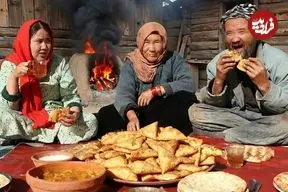 ببینید| غذای روستایی در افغانستان؛ پخت سمبوسه ی سنتی توسط زوج مسن افغان