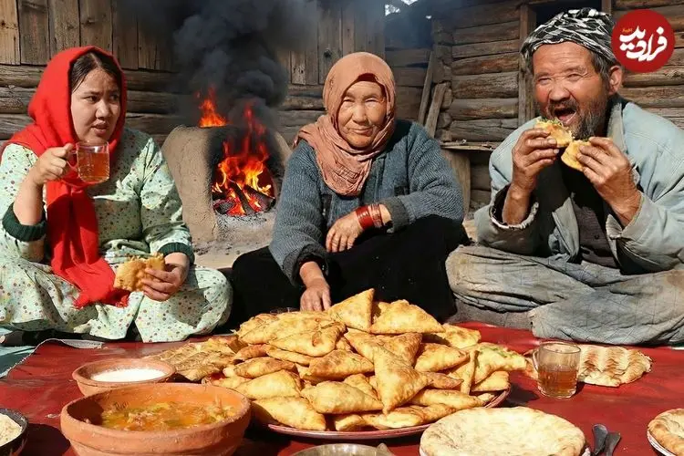 ببینید| غذای روستایی در افغانستان؛ پخت سمبوسه ی سنتی توسط زوج مسن افغان