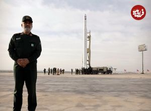 عکس؛ سفر در زمان؛ «رهبر انقلاب در حال اعطای نشان فتح به سردار حاجی زاده»؛ سال 1403